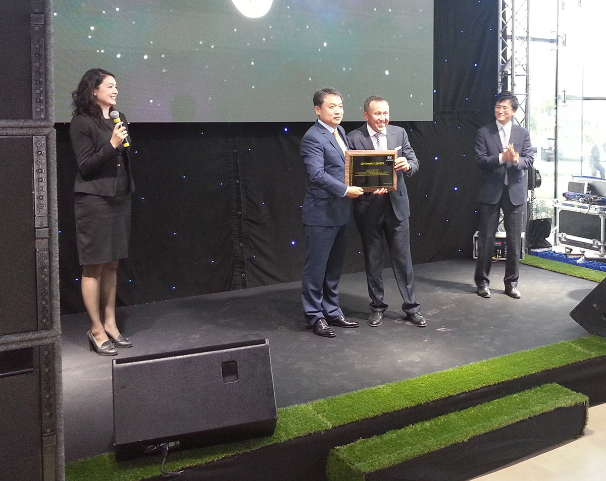 Президент Hyundai Motor Company, мистер Чанг Джин Хаенг (Chung Jin Haeng) и президент Astana Group Нурлан Смагулов